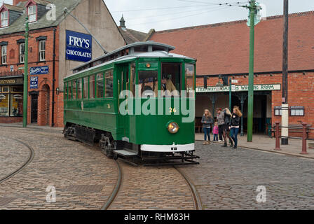 Le tramway électrique historique au musée Beamish, Co Durham, England, UK Banque D'Images