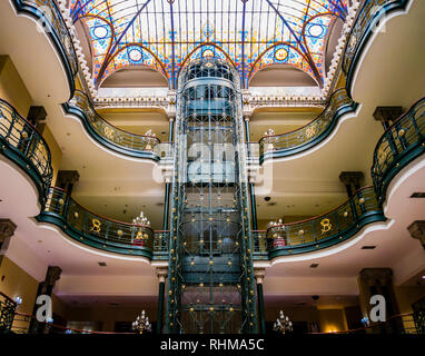 Hall de l'hôtel de luxe avec des décorations dans le style art nouveau Banque D'Images