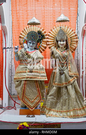 Des statues de divinités et Rhada Krishna. Au Satya Narayan Mandir temple hindou à Elmhurst, Queens, New York City Banque D'Images