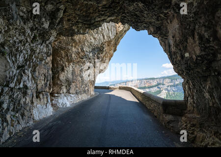 À Combe Laval gorge road, Auberives-en-Royans, France Banque D'Images