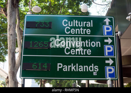 La disponibilité de parking sign, centre-ville de Brisbane, Queensland, Australie Banque D'Images