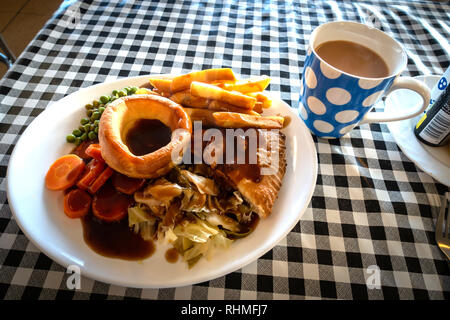 Tourte à la viande Steak chaud plaqué avec frites et sauce British repas sur une nappe vichy en plastique dans un café de Doncaster, dans le Yorkshire, Angleterre Banque D'Images