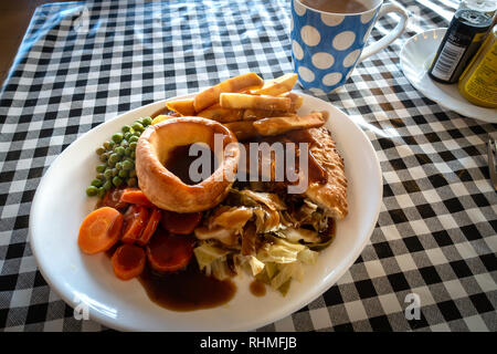 Tourte à la viande Steak chaud plaqué avec frites et sauce British repas sur une nappe vichy en plastique dans un café de Doncaster, dans le Yorkshire, Angleterre Banque D'Images