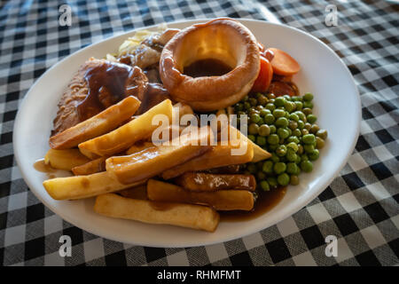 Tourte à la viande Steak chaud plaqué avec frites et sauce British repas sur une nappe vichy en plastique dans un café de Doncaster, dans le Yorkshire, Angleterre Banque D'Images