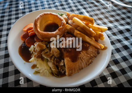 Tourte à la viande Steak chaud plaqué avec frites et sauce British repas sur une nappe vichy en plastique dans un café de Doncaster, dans le Yorkshire, Angleterre Banque D'Images