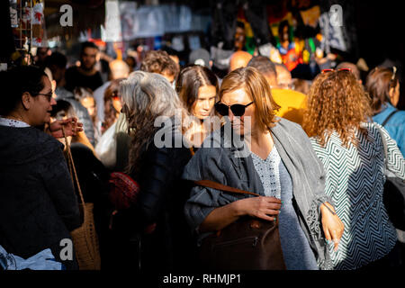 Vendredi shopping dans le Tel Aviv shuk Banque D'Images