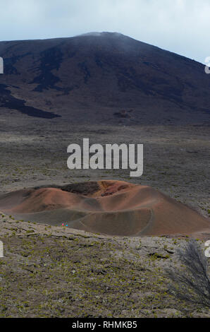 Le Formica Leo, un petit cône secondaire dans la vaste caldeira du Piton de la Fournaise, un volcan actif à l'île de la Réunion Banque D'Images