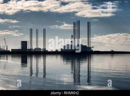 Esbjerg port pétrolier offshore en silhouette sur une journée ensoleillée, au Danemark Banque D'Images