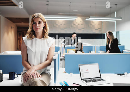 Portrait Worried Business Woman Looking at Camera dans Bureau En Coworking Banque D'Images