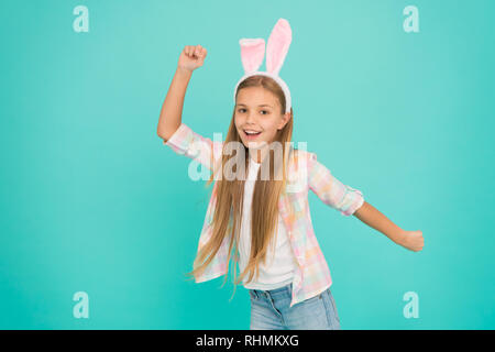 Étant le meilleur lapin de Pâques. Les petites filles en lapin de pâques style. Accessoire de mode pour partie de costume de Pâques. Cute little girl wearing Bunny Ears headband. À la jolie en tenue de lapin de Pâques. Banque D'Images