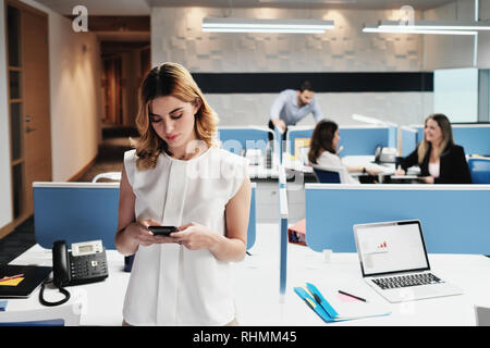 Portrait Of Happy Young Woman Smiling In Affaires bureaux Coworking Banque D'Images