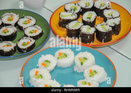 Les plateaux de sushis végétariens légumes et riz enveloppé dans les algues marines Banque D'Images