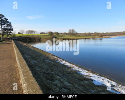 Une scène d'hiver au niveau du réservoir, en partie gelés en début de février ; Sywell Northamptonshire, Country Park Banque D'Images