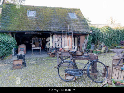 05 avril 2018 - une journée ensoleillée sur le filmset de la série TV 'Guerre des Mondes' dans Grand Budworth, Cheshire, England, UK Banque D'Images