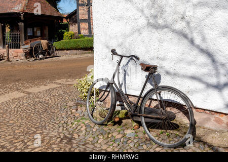 05 avril 2018 - une journée ensoleillée sur le filmset de la série TV 'Guerre des Mondes' dans Grand Budworth, Cheshire, England, UK Banque D'Images