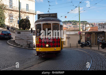 Tramway de Lisbonne aux couleurs traditionnelles Banque D'Images