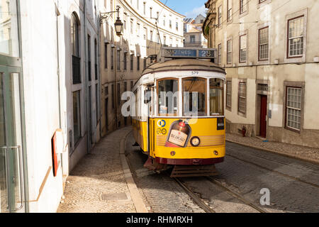 Tramway de Lisbonne aux couleurs traditionnelles Banque D'Images