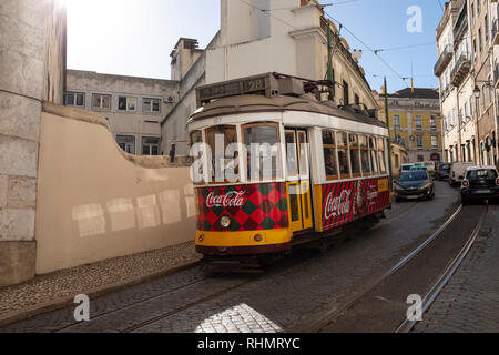 Tramway de Lisbonne aux couleurs traditionnelles Banque D'Images