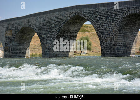 Vieux Pont historique avec des arcs. Sulukh Lac-mush au pont Banque D'Images