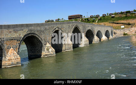 Vieux Pont historique avec des arcs. Sulukh Lac-mush au pont Banque D'Images