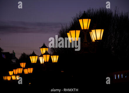 Une lampe de rue au coucher du soleil, la silhouette de lampe. Lampe de rue la nuit. Une pièce lumineuse des lampes de rue au coucher du soleil. Les lampes décoratives. L'Arménie Banque D'Images