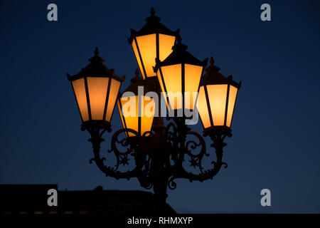 Une lampe de rue au coucher du soleil, la silhouette de lampe. Lampe de rue la nuit. Une pièce lumineuse des lampes de rue au coucher du soleil. Les lampes décoratives. L'Arménie Banque D'Images