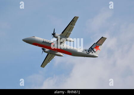 Jetstar un avion au décollage de l'aéroport d'Auckland, Nouvelle-Zélande Banque D'Images