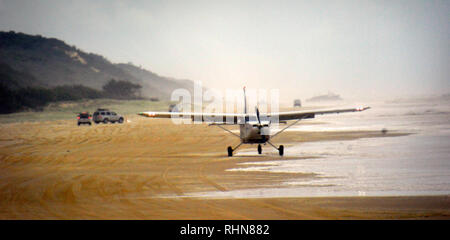 Avion atterrissage sur la plage de Fraser Island, au large de l'Australie de l'est de la côte du Queensland. Banque D'Images