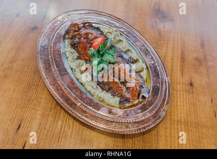Urkish, Doner kebab Gyros ou shawarma. Doner kebab turc traditionnel viande, iskender, gyros shawarma ou sur la plaque de cuivre dans le Banque D'Images