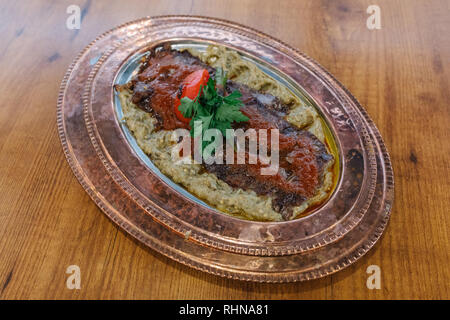 Urkish, Doner kebab Gyros ou shawarma. Doner kebab turc traditionnel viande, iskender, gyros shawarma ou sur la plaque de cuivre dans le Banque D'Images