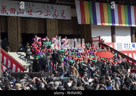 Chiba, Japon. 3, 2019. Célébrités japonaises, les lutteurs de sumo et vous poser pour les caméras pendant la fête de Setsubun Naritasan Shinshoji Temple dans le centre de Narita. Le festival annuel a lieu à Naritasan Shinshoji Temple avec célébrités japonaises et les lutteurs de sumo jetant le soja au peuple pour éloigner les mauvais esprits et d'inviter la bonne fortune. Credit : Rodrigo Reyes Marin/ZUMA/Alamy Fil Live News Banque D'Images