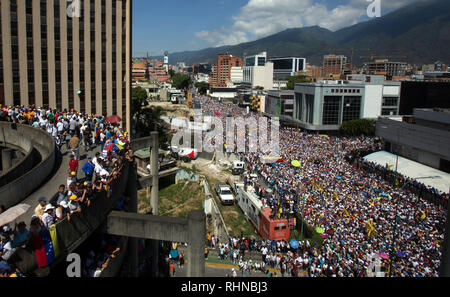 Caracas, Distrito Capital, au Venezuela. Feb, 2019 2. Le 02 février, 2019. Les Vénézuéliens ont défilé dans toutes les villes du pays pour protester contre Nicolas Maduro et à l'appui du président Juan GuaidÃ³. Les photos correspondent à la ville de Caracas, capitale du Venezuela. Photo : Juan Carlos Hernandez. Photo : Juan Carlos Hernandez/ZUMA/Alamy Fil Live News Banque D'Images