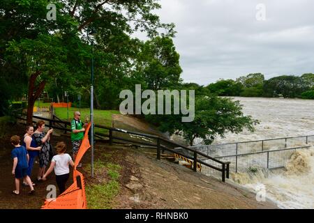 Des foules de gens qui suivent l'inondation de la rivière Ross à Aplin's weir, Queensland, Australie. Février 2019. L'inondation a continué de s'aggraver à mesure que le déluge a continué et plus d'eau a été libéré de l'enflement du barrage de la rivière Ross pour empêcher l'échec de la mur de barrage. Crédit : P&F Photography/Alamy Live News Banque D'Images
