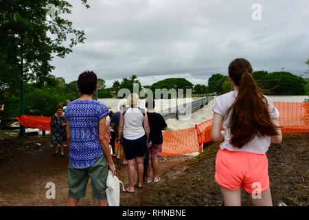 Des foules de gens qui suivent l'inondation de la rivière Ross à Aplin's weir, Queensland, Australie. Février 2019. L'inondation a continué de s'aggraver à mesure que le déluge a continué et plus d'eau a été libéré de l'enflement du barrage de la rivière Ross pour empêcher l'échec de la mur de barrage. Crédit : P&F Photography/Alamy Live News Banque D'Images