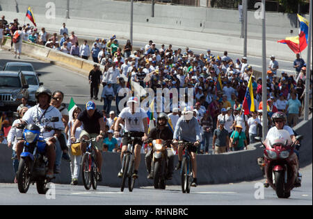 Caracas, Distrito Capital, au Venezuela. Feb, 2019 2. Le 02 février, 2019. Les Vénézuéliens ont défilé dans toutes les villes du pays pour protester contre Nicolas Maduro et à l'appui du président Juan GuaidÃ³. Les photos correspondent à la ville de Caracas, capitale du Venezuela. Photo : Juan Carlos Hernandez. Photo : Juan Carlos Hernandez/ZUMA/Alamy Fil Live News Banque D'Images