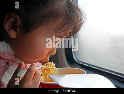 Beijing, Chine. 21 Jan, 2019. Un enfant mange des nouilles instantanées sur le train no K497 de Pékin à la province du nord-est de la Chine, 21 janvier 2019. Credit : Cai Yang/Xinhua/Alamy Live News Banque D'Images