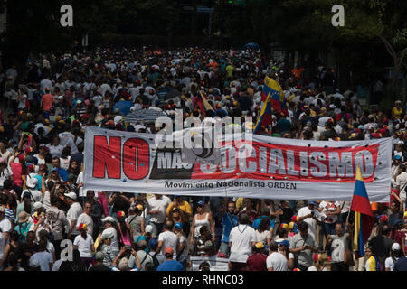 Caracas, Distrito Capital, au Venezuela. Feb, 2019 2. Le 02 février, 2019. Les Vénézuéliens ont défilé dans toutes les villes du pays pour protester contre Nicolas Maduro et à l'appui du président Juan GuaidÃ³. Les photos correspondent à la ville de Caracas, capitale du Venezuela. Photo : Juan Carlos Hernandez. Photo : Juan Carlos Hernandez/ZUMA/Alamy Fil Live News Banque D'Images