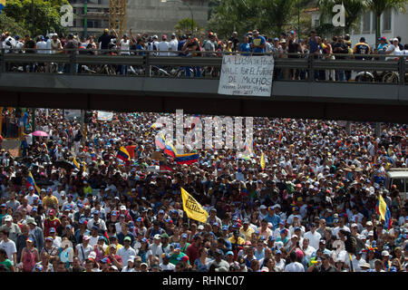 Caracas, Distrito Capital, au Venezuela. Feb, 2019 2. Le 02 février, 2019. Les Vénézuéliens ont défilé dans toutes les villes du pays pour protester contre Nicolas Maduro et à l'appui du président Juan GuaidÃ³. Les photos correspondent à la ville de Caracas, capitale du Venezuela. Photo : Juan Carlos Hernandez. Photo : Juan Carlos Hernandez/ZUMA/Alamy Fil Live News Banque D'Images