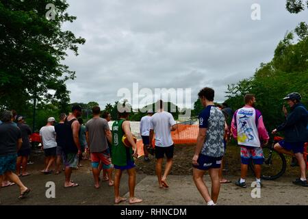 Des foules de gens qui suivent l'inondation de la rivière Ross à Aplin's weir, Queensland, Australie. Février 2019. L'inondation a continué de s'aggraver à mesure que le déluge a continué et plus d'eau a été libéré de l'enflement du barrage de la rivière Ross pour empêcher l'échec de la mur de barrage. Crédit : P&F Photography/Alamy Live News Banque D'Images
