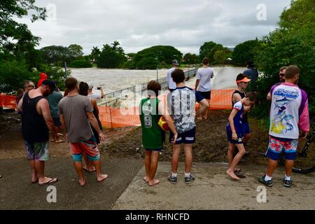 Des foules de gens qui suivent l'inondation de la rivière Ross à Aplin's weir, Queensland, Australie. Février 2019. L'inondation a continué de s'aggraver à mesure que le déluge a continué et plus d'eau a été libéré de l'enflement du barrage de la rivière Ross pour empêcher l'échec de la mur de barrage. Crédit : P&F Photography/Alamy Live News Banque D'Images