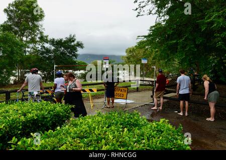 Des foules de gens qui suivent l'inondation de la rivière Ross à Aplin's weir, Queensland, Australie. Février 2019. L'inondation a continué de s'aggraver à mesure que le déluge a continué et plus d'eau a été libéré de l'enflement du barrage de la rivière Ross pour empêcher l'échec de la mur de barrage. Crédit : P&F Photography/Alamy Live News Banque D'Images