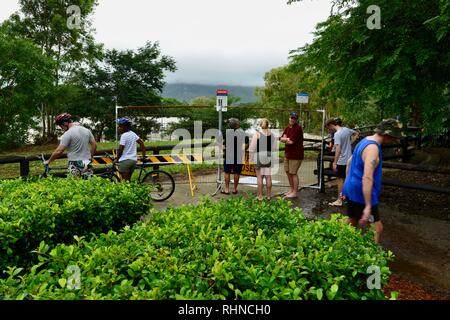 Des foules de gens qui suivent l'inondation de la rivière Ross à Aplin's weir, Queensland, Australie. Février 2019. L'inondation a continué de s'aggraver à mesure que le déluge a continué et plus d'eau a été libéré de l'enflement du barrage de la rivière Ross pour empêcher l'échec de la mur de barrage. Crédit : P&F Photography/Alamy Live News Banque D'Images