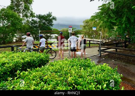 Des foules de gens qui suivent l'inondation de la rivière Ross à Aplin's weir, Queensland, Australie. Février 2019. L'inondation a continué de s'aggraver à mesure que le déluge a continué et plus d'eau a été libéré de l'enflement du barrage de la rivière Ross pour empêcher l'échec de la mur de barrage. Crédit : P&F Photography/Alamy Live News Banque D'Images