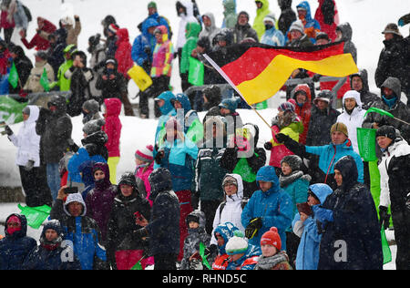 Klingenthal, Allemagne. 06Th Feb 2019. Le combiné nordique, coupe du monde, seule grande colline, à 10 km, les spectateurs suivent les concours, l'une des vagues un drapeau allemand. Credit : Hendrik Schmidt/dpa-Zentralbild/dpa/Alamy Live News Banque D'Images