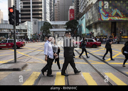 Hong Kong. 3, 2019. Rodrigo Duterte et Kim Jong-un des imposteurs vu traverser la rue cental, Hong Kong.Le président philippin personnificateurs de Rodrigo Duterte qui va par le nom Cresencio Extreme et le dirigeant nord-coréen Kim Jong-un qui porte le nom de Howard X apparaissent dans la ville de Hong Kong et de rencontrer les habitants et les travailleurs migrants philippins communauté. Credit : Miguel Candela/SOPA Images/ZUMA/Alamy Fil Live News Banque D'Images