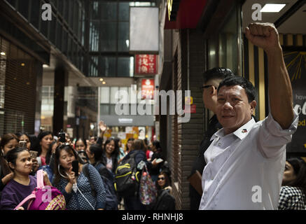 Hong Kong. 3, 2019. Rodrigo Duterte, imitateur connu avec nom de scène Cresencio extrême, vu greeting citoyens philippins à Hong Kong.Le président philippin de personnificateurs Rodrigo Duterte qui va par le nom Cresencio Extreme et le dirigeant nord-coréen Kim Jong-un qui porte le nom de Howard X apparaissent dans la ville de Hong Kong et de rencontrer les habitants et les travailleurs migrants philippins communauté. Credit : Miguel Candela/SOPA Images/ZUMA/Alamy Fil Live News Banque D'Images