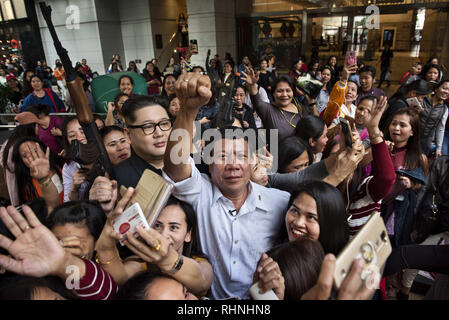 Hong Kong. 3, 2019. Rodrigo Duterte et Kim Jong-un message d'imitateurs d'vu et prendre des photos avec des citoyens philippins à Hong Kong.Le président philippin personnificateurs de Rodrigo Duterte qui va par le nom Cresencio Extreme et le dirigeant nord-coréen Kim Jong-un qui porte le nom de Howard X apparaissent dans la ville de Hong Kong et de rencontrer les habitants et les travailleurs migrants philippins communauté. Credit : Miguel Candela/SOPA Images/ZUMA/Alamy Fil Live News Banque D'Images