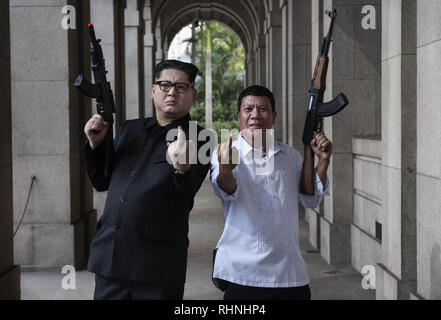 Hong Kong. 3, 2019. Rodrigo Duterte et Kim Jong-un des imposteurs posent avec de faux fusils.Les imposteurs du président philippin Rodrigo Duterte qui va par le nom Cresencio Extreme et le dirigeant nord-coréen Kim Jong-un qui porte le nom de Howard X apparaissent dans la ville de Hong Kong et de rencontrer les habitants et les travailleurs migrants philippins communauté. Credit : Miguel Candela/SOPA Images/ZUMA/Alamy Fil Live News Banque D'Images