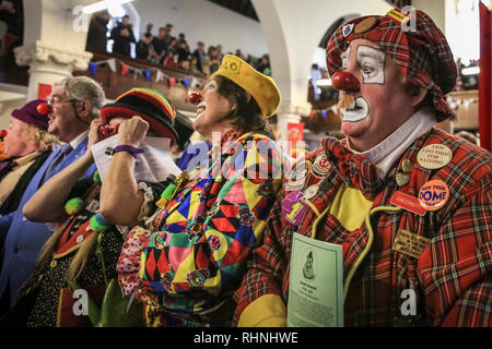 All Saints Church Bay View, London, UK, 06th Feb 2019. Les bancs sont remplis de visages colorés - Gingernut le clown (r) et amis. Le 73e congrès annuel du Service Commémoratif Grimaldi, un service qui s'est tenue à l'église All Saints dans la région de South Bay, au nord de Londres est une célébration de la 18e siècle anglais clown Joseph Grimaldi, ainsi qu'un au revoir à ont récemment quitté famille Clow. Des centaines de clowns britanniques et internationaux assister et participer à l'événement populaire. Credit : Imageplotter News et Sports/Alamy Live News Banque D'Images