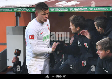 Augsburg, Allemagne. 06Th Feb 2019. Jens Lehmann (Co coach Augsbourg) félicite Alfred FINNBOGASON (FC Augsburg) après la substitution. 1er Football Bundesliga, 20 ème journée, journée20. FC Augsburg (A) -1 FSV FSV FSV Mainz 05 (MZ) 3-0. sur 03.02.2019 à Augsbourg/Allemagne, WWK AREN A. | Conditions de crédit dans le monde entier : dpa photo alliance/Alamy Live News Banque D'Images